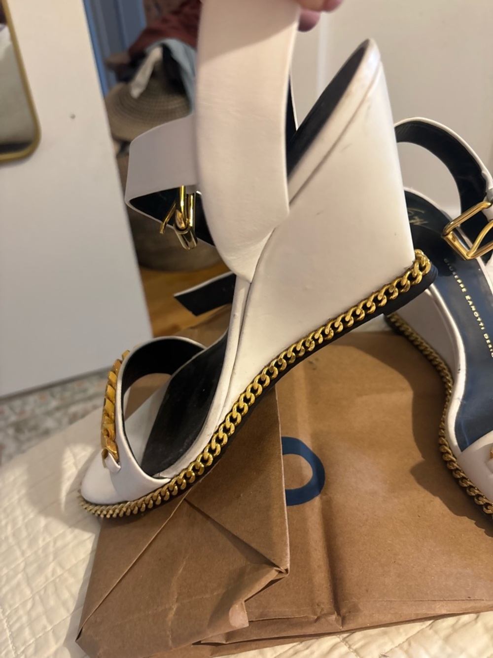 Giuseppe Zanotti White Leather Sandals with Gold Chain Trim - Picture 4 of 8
